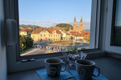 Ana Izlakar, Jutro doma z dišečo kavo